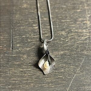 Vintage Art Nouveau‎ Delicate Pearl Calla Lily  Necklace 18 inch sterling chain